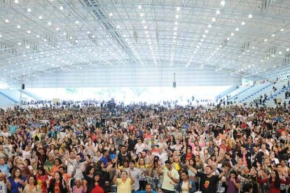 Casi una cuarta parte de los católicos iberoamericanos son carismáticos, una fuerza que está frenando la caída de fieles. En la foto, una congregación  católica de Cançao Nova en Brasil, en 2017.