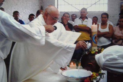 José Manuel Santos, misionero del Camino Neocatecumenal, bautiza a un preso en la cárcel de Zacapa