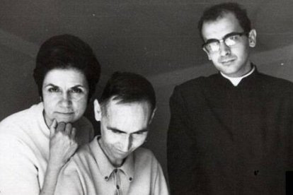 El beato Lolo, su hermana Lucy y el joven sacerdote Rafael Higueras a finales de los años 60