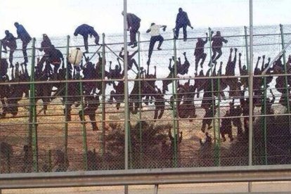 El hundimiento demográfico europeo coincide con una explosión demográfica africana. En la imagen, uno de los periódicos y violentos asaltos de inmigrantes ilegales a la valla de Melilla.