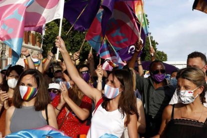 Irene Montero, en el medio con una mascarilla con la bandera trans, escoltada por las ministras Ione Belarra y Yolanda Díaz en el pasado Orgullo LGTBI