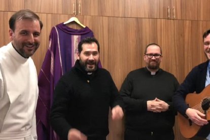 De izquierda a derecha, Gabriel Benedicto, Alejandro Aravena y el fallecido Rubén Pérez. Los tres eran compañeros y amigos.