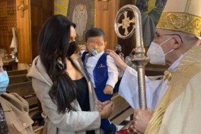 Osoro bautizó 10 niños de los que ayuda Fundación Madrina... en pandemia han bautizado a más de cien