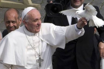 Francisco señala que la paz requiere arquitectos y artesanos, desarme, educación y diálogo entre jóvenes y mayores