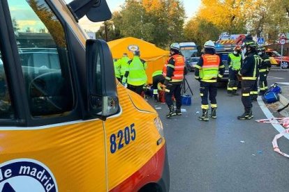 El 4 de noviembre, el error de una conductora produjo el atropello de tres niñas, una de las cuales, Mariquilla, falleció casi en el acto. Su madre abrazó allí mismo a la mujer. Foto: Emergencias Madrid en el lugar del suceso.