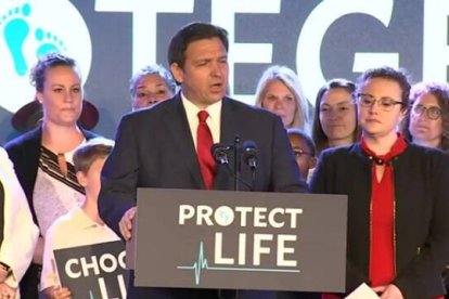 DeSantis presenta con orgullo y emblemas provida la ley que impide los abortos de más de 15 semanas en Florida