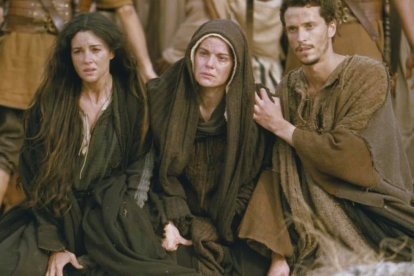 La Virgen, San Juan y María Magdalena a los pies de la Cruz en 'La Pasión' de Mel Gibson.