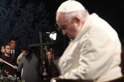 Francisco, poco antes de finalizar el rezo de su décimo Vía Crucis en el Coliseo Romano, en una jornada marcada por las familias y la guerra entre Rusia y Ucrania.