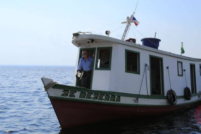 Gracias a la barca, el padre Piotr puede llevar el Evangelio a numerosos pueblos / ACN