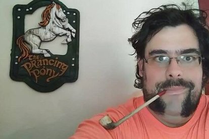 James Spahn en la cocina de su casa, con su pipa y el cartel de El Poney Pisador, la taberna de El Señor de los Anillos