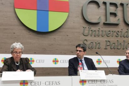 Ante la crisis de la sociedad Occidental y la pérdida de la influencia de la Iglesia en la vida pública, la filósofa francesa Chantal Delsol considera la existencia de cristianos como un signo de esperanza y llama a vivir la virtud y la familia cristiana.