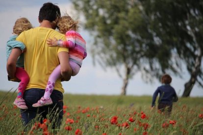 El padre es fortaleza, refugio, seguridad, dirección, amor sacrificado: virtudes que ataca en él la cultura dominante. Foto: Juliane Liebarmann / Unsplash.