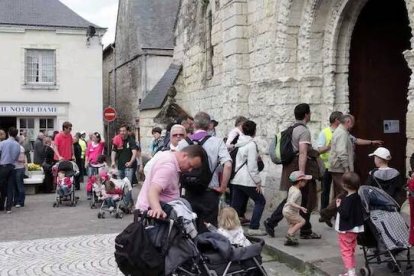 Ahora son peregrinos que entran en la iglesia de Saint Gilles, pero en el futuro podrían ser una comunidad creada en torno al santuario, donde tuvieron lugar en 1947 las apariciones de Nuestra Señora de la Oración. Foto: France Bleu.