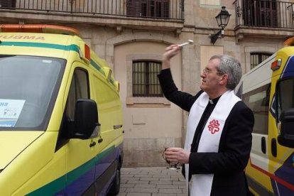 El obispo auxiliar de Barcelona Javier Vilanova bendice 2 ambulancias que Cáritas Barcelona envía a Ucrania