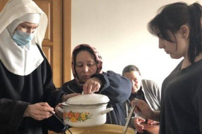 La religiosa benedictina no tenía pensado ir a la estación pero sintió que debía hacerlo: así salvó a esta familia desesperada por la guerra de Ucrania.