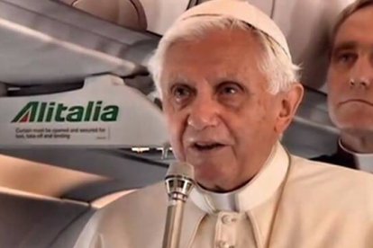 Benedicto XVI se reunió con víctimas de abusos durante sus viajes a Alemania, Reino Unido, Malta, etc., y en la misma Roma. En la foto, aborda la cuestión en la rueda de prensa del vuelo a Londres en 2010.