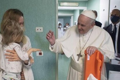 El Papa visita por sorpresa en el Día de San José a los niños ucranianos del Hospital infantil Bambino Gesù