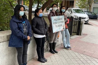Cuatro mujeres rezan ante una clínica abortista... esta escena aterroriza a la patronal del aborto y les hace perder dinero