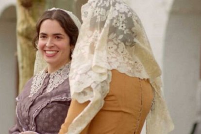 Mantillas, trajes y chismorreos a la entrada de misa... pero luego Dios llama y todo cobra otro color para Petra de San José