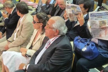 Morín y su esposa y socia en el juicio de 2012, con muchos otros acusados de abortos ilegales y falsificación de informes que tratan de taparse la cara