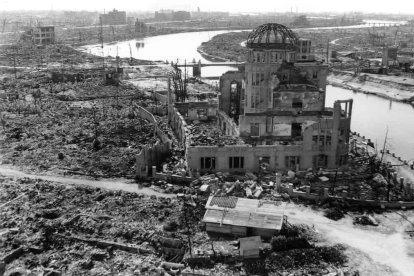 El poder de destrucción del armamento moderno, como el empleado por Estados Unidos sobre Japón, condiciona fuertemente la justicia de las guerras actuales. En la imagen, Hiroshima, reducida a escombros tras el impacto de la bomba atómica el 6 de agosto de 1945.