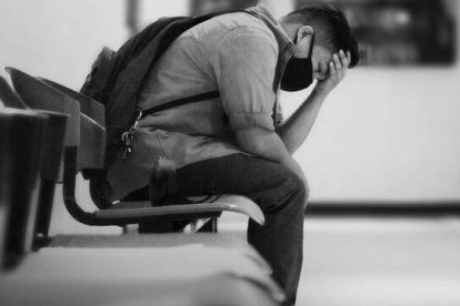 Según los especialistas y los mismos activistas LGTB, kas tendencias suicidas y el arrepentimiento se disparan entre los jóvenes y adolescentes que culminan la "transición" (Portada: Unsplash/Cristobal Catbagan).