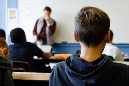 Una profesora feminista, Ana Hidalgo, alerta sobre los verdaderos fines de la ideología transgénero al entrar en las escuelas y urge a los padres a hacerle frente.