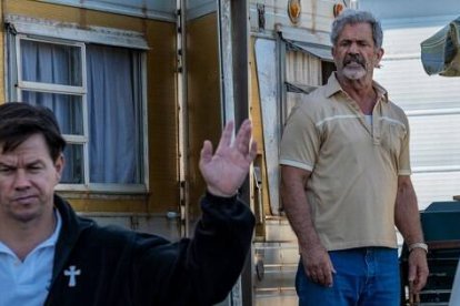 Mel Gibson y Mark Wahlberg, dos tipos duros católicos de Hollywood, en la historia del padre Stu y su familia herida