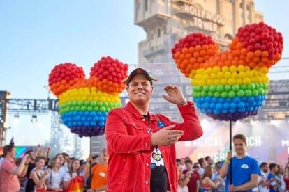 Disney ha hecho una clara apuesta por el adoctrinamiento LGTB. En la imagen, la celebración del Orgullo Gay en Disneyland París.