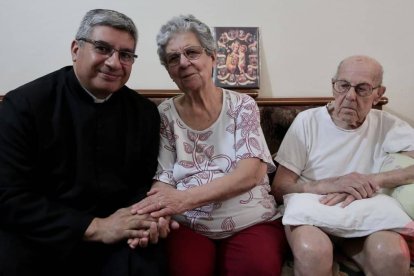 Moufida y Mousa sobreviven gracias a la comida que les lleva la parroquia. El domingo el sacerdote les lleva también la comunión / ACN