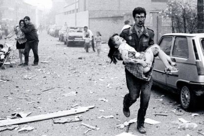Numerosos documentos del episcopado español señalaron durante años la inmoralidad del terrorismo e incluso de la neutralidad ante él. Foto: El 29 de mayo de 1991, un atentado de ETA contra la casa cuartel de la Guardia Civil en Vich (Barcelona) mató a diez personas, entre ellas cuatro niñas y un adolescente, y causó 44 heridos, algunos muy graves y mutilados.