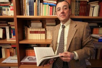 Fruto de su devoción y para eliminar clichés y falsas concepciones sobre esta desconocida santa -"la primera testigo del Resucitado"- el autor Carlos José Romero Mensaque ha escrito este libro  medio camino entre la devoción, espiritualidad y novela.