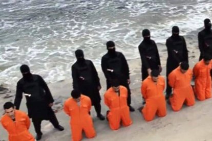 Los 21 mártires coptos de la playa de Libia daban testimonio de fe con su vida mucho antes de darlo con su sangre. Un reciente libro cuenta esa  historia.