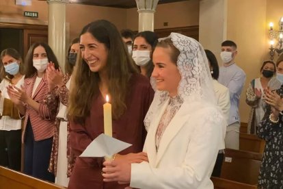 Fiona, el día de su Bautizo y Primera Comunión, acompañada de su amiga y madrina que la acompañó en este proceso / Captura de Youtube