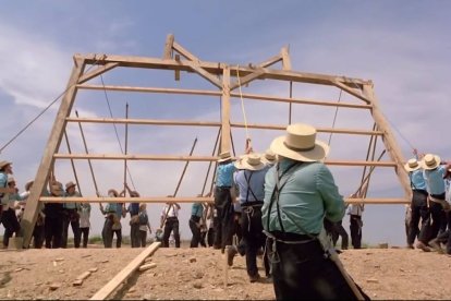 Crear comunidad en torno a las parroquias es algo más que juntarse para rezar. Imagen: Escena de la construcción de un granero por toda la comunidad en «Único testigo» (1985) de Peter Weir, con Harrison Ford y Kelly McGillis.