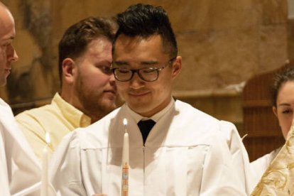 Kent Shi, feliz tras recibir el sacramento del bautismo.