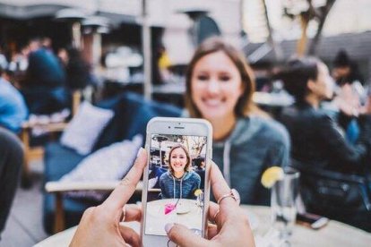 El nerviosismo, la irritabilidad o la ansiedad son algunos de los síntomas de la adicción a TikTok y otras redes sociales.