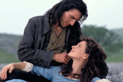 Ralph Fiennes (Heathcliff) y Juliette Binoche (Catherine), en la versión de "Cumbres borrascosas" dirigida en 1992 por Peter Kosminsky.