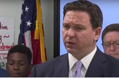 Ron de Santis, gobernador de Florida, declara verdadera vencedora -mejor nadadora- a Weyant, y no al transexual Thomas