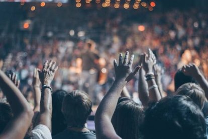 La oración carismática es alegre y extrovertida... pero también lleva a formarse en la fe con libros y revistas