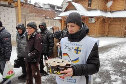 Reparto de sopas calientes en Cáritas Dnipró, en el centro de Ucrania, lejos del frente, recibiendo desplazados