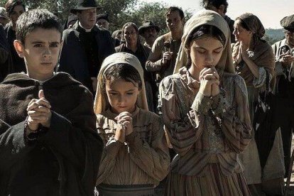 De izquierda a derecha en la foto, Francisco (Jorge Lamelas), Jacinta (Alejandra Howard) y Lucia (Stephanie Gil), en una escena de «Fátima».