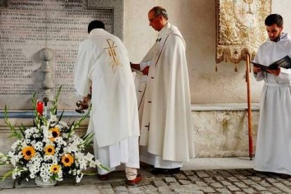Bendición de la fuente de San Isidro en Madrid, un ritual que se hace cada año... la gente va a buscar agua