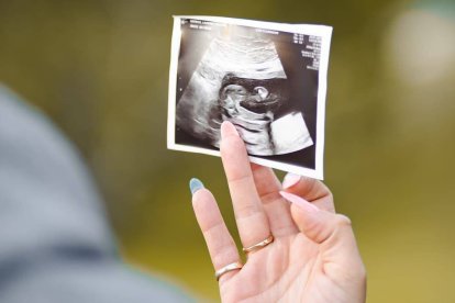 Desde el momento de la concepción, la madre lleva dentro de sí un ser humano que a todos nos hace falta. Foto (contextual): Dave Goudreau / Unsplash.