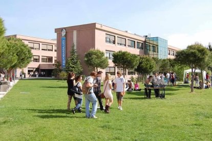 La identidad y la misión de un centro educativo se realizan también en el contacto interpersonal.