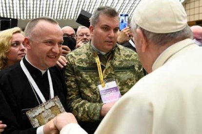 El Papa saludó al capellán, ataviado con ropa de camuflaje, que viajó a Roma como "misionero de la misericordia" / Vatican News