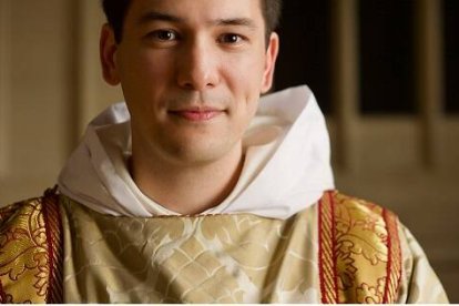 Un joven sacerdote ordenado en 2020, en una foto de Father James en Unsplash - ¿cómo mantenerse y crecer en la alegría de ser sacerdote?