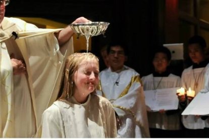 Bautizo de una adolescente en una parroquia católica de Estados Unidos - hay siempre algo de alegría en el alboroto del agua