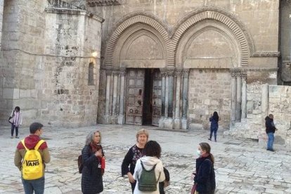Pocos peregrinos por la pandemia ante la puerta del Santo Sepulcro... arcos de los cruzados, columnas romanas reutilizadas