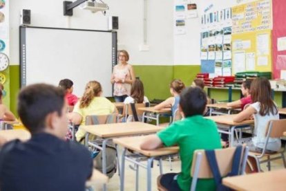 Entre las reformas educativas aprobadas este martes por el Consejo de Ministros, se ha acordado que desaparezca la filosofía, el currículo se enfoque al aprendizaje de los derechos LGTBI o se implante un "catecismo laico".